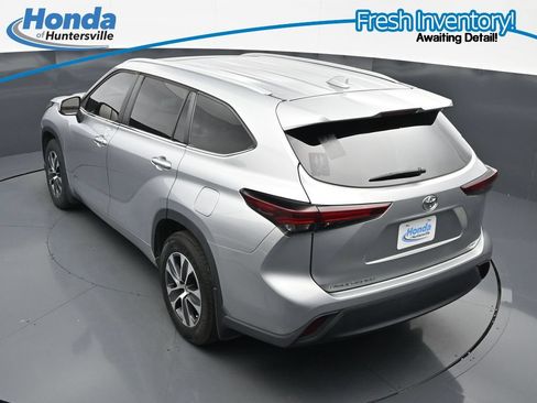 Used 2024 Toyota Highlander XLE FWD image 22