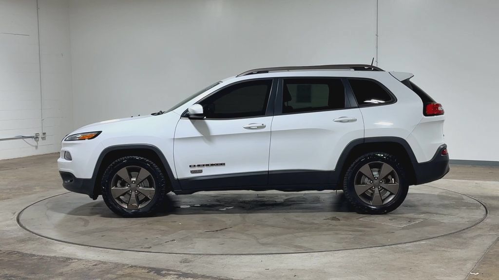 Used 2017 Jeep Cherokee Latitude w/ Comfort & Sound Group AWD/4WD image 5