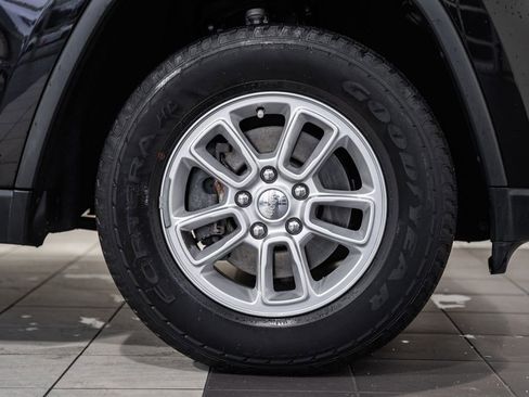 Used 2019 Jeep Grand Cherokee Laredo w/ Security & Convenience Group image 22