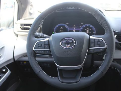 Certified 2026 Toyota Sienna XSE FWD image 38