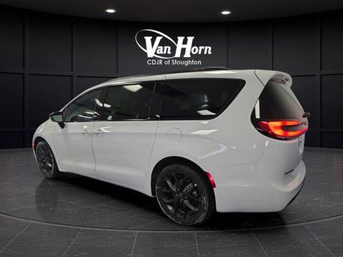 New 2026 Chrysler Pacifica Select w/ S Appearance Package image 3