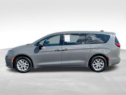 Used 2023 Chrysler Pacifica Touring-L FWD image 5