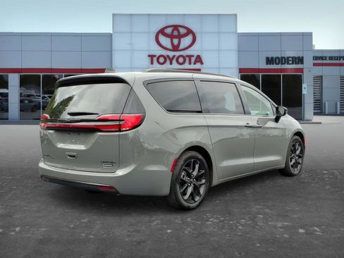 Used 2025 Chrysler Pacifica Limited FWD image 6