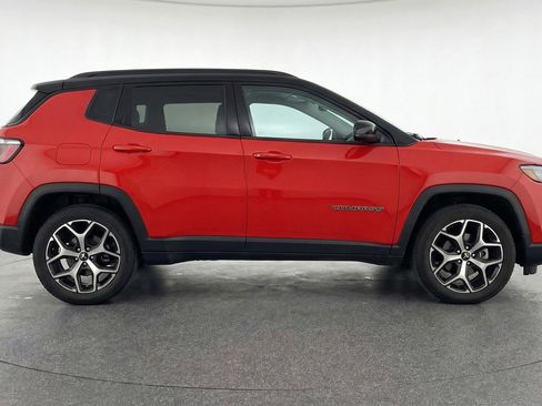 Used 2025 Jeep Compass Limited image 11