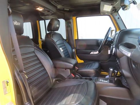 Used 2015 Jeep Wrangler Unlimited Rubicon w/ Connectivity Group AWD/4WD image 28
