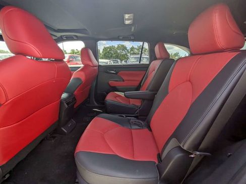 Used 2023 Toyota Highlander XSE FWD image 12