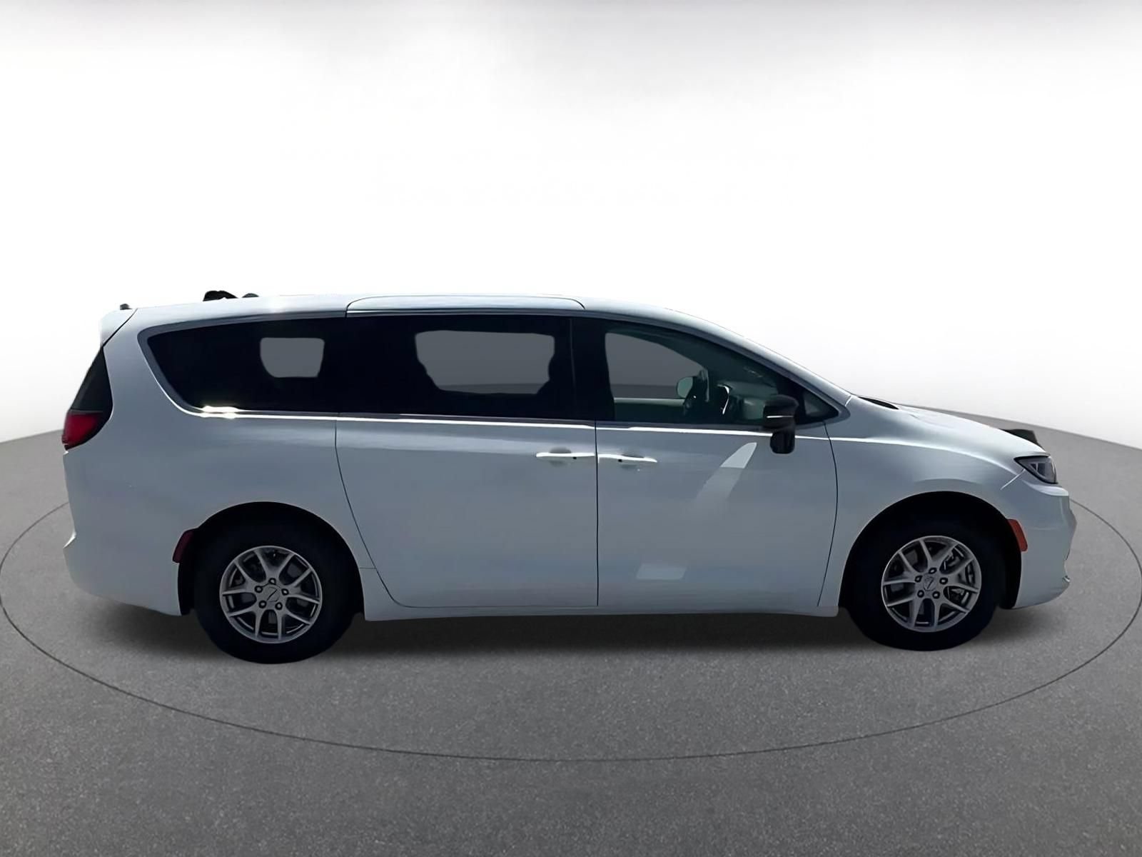 Used 2024 Chrysler Pacifica Touring-L FWD image 14
