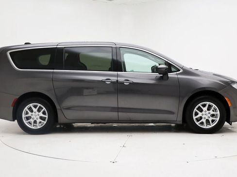 Used 2023 Chrysler Voyager LX image 3
