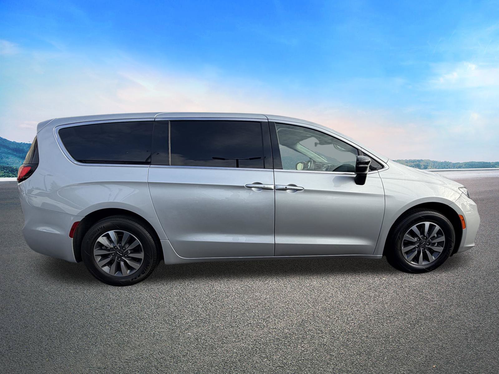 Certified 2024 Chrysler Pacifica Limited FWD image 12