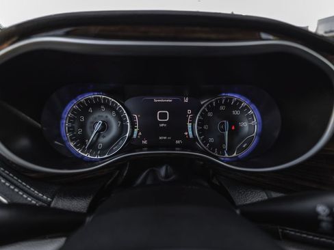 Used 2024 Chrysler Pacifica Limited FWD image 12