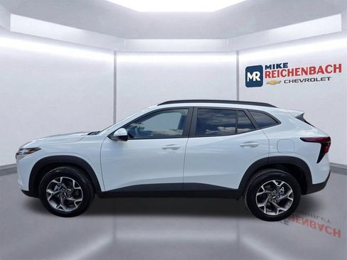 Used 2025 Chevrolet Trax LT FWD image 3