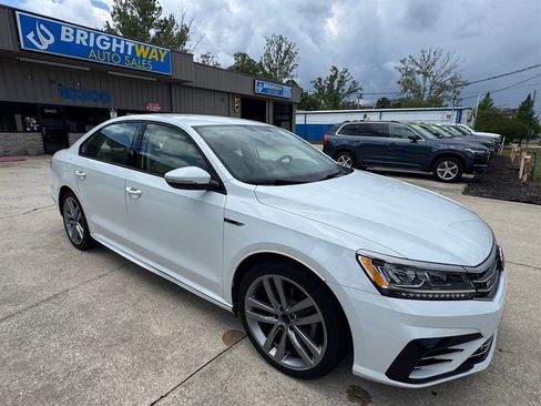 Used 2018 Volkswagen Passat 2.0T R-Line w/ R-Line Lighting Package FWD image 3