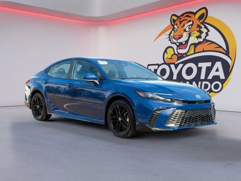 Used 2025 Toyota Camry SE image 3