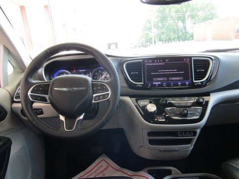 Used 2023 Chrysler Pacifica Touring-L FWD image 5