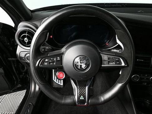 Used 2024 Alfa Romeo Giulia Quadrifoglio image 10
