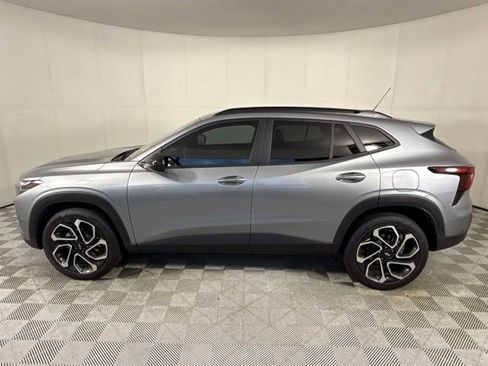 Used 2025 Chevrolet Trax RS w/ Driver Confidence Package FWD image 3