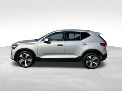 Used 2023 Volvo XC40 B5 Plus image 2