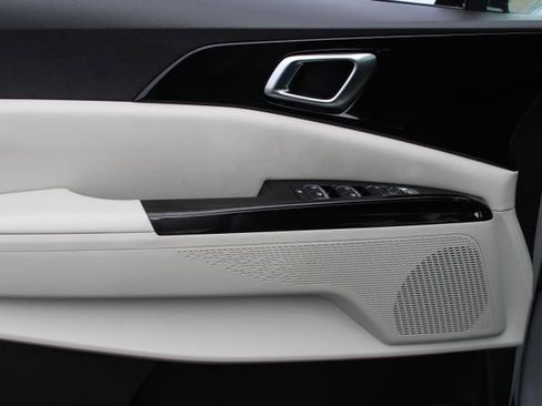 Used 2024 Kia Carnival EX image 11