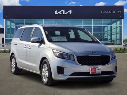 Used 2017 Kia Sedona LX w/ LX Essentials Premium Package image 3