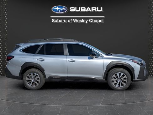 Used 2025 Subaru Outback Limited AWD/4WD image 3