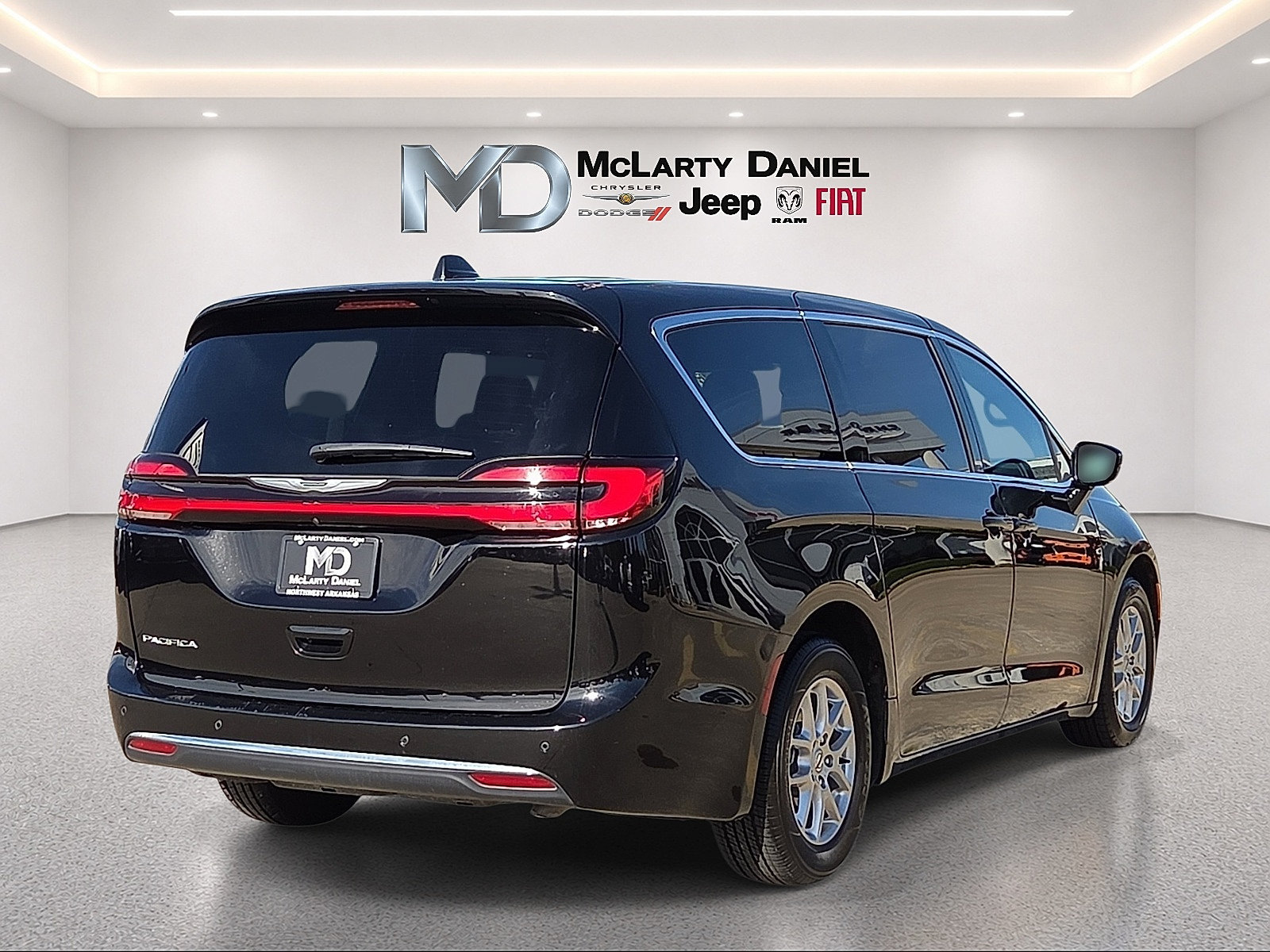 Used 2025 Chrysler Pacifica Select FWD image 5