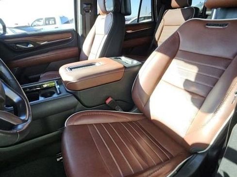 Used 2024 GMC Yukon Denali Ultimate w/ LPO, Floor Liner Package AWD/4WD image 6