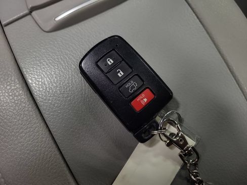 Used 2019 Toyota Highlander XLE AWD/4WD image 16