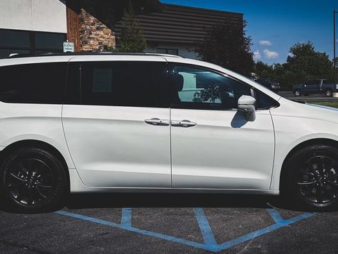 Used 2021 Chrysler Pacifica Touring-L w/ Premium & Safety Sphere Group FWD image 12