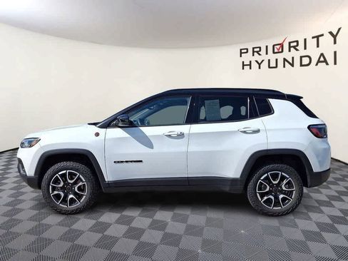 Used 2025 Jeep Compass Trailhawk AWD/4WD image 7