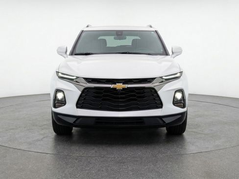 Used 2025 Chevrolet Blazer LT FWD image 2