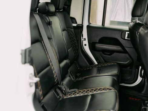 Used 2021 Jeep Gladiator Overland image 12