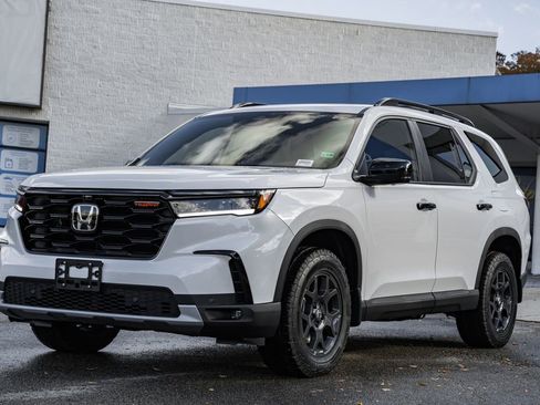 New 2025 Honda Pilot TrailSport image 3