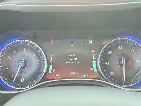 Certified 2023 Chrysler Pacifica Touring-L image 27