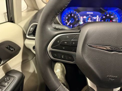 Used 2024 Chrysler Pacifica Touring-L image 15