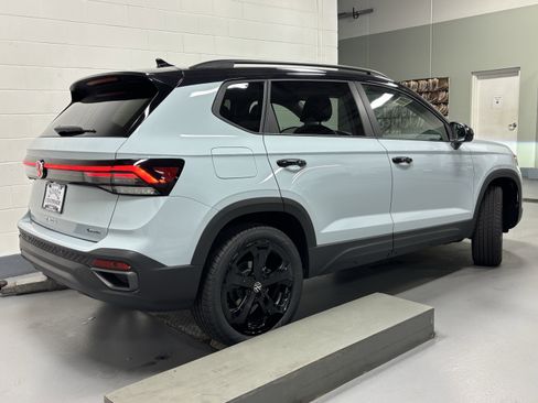 New 2025 Volkswagen Taos SE image 8