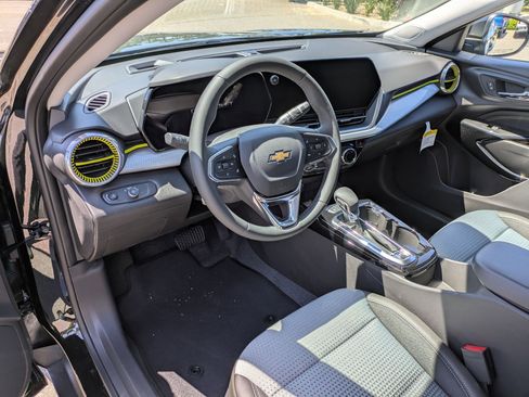 Used 2025 Chevrolet Trax LT w/ Driver Confidence Package image 10