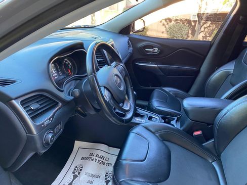 Used 2020 Jeep Cherokee Latitude Plus FWD image 30