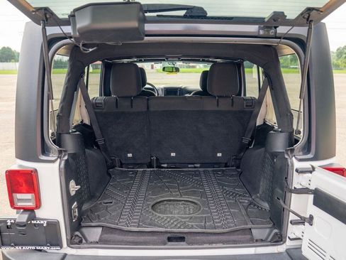 Used 2018 Jeep Wrangler Unlimited Sport S AWD/4WD image 9