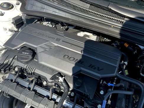 New 2025 Hyundai Elantra Limited image 17