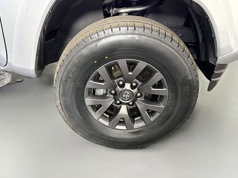Used 2022 Toyota Tacoma SR5 RWD image 31