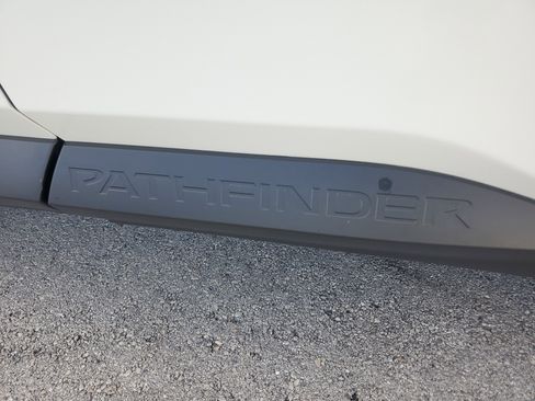 Used 2024 Nissan Pathfinder S image 29