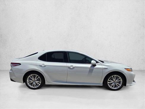 Used 2019 Toyota Camry XLE FWD image 4