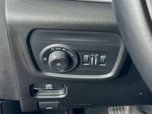 Used 2022 Jeep Grand Cherokee L Limited w/ Luxury Tech Group II image 23