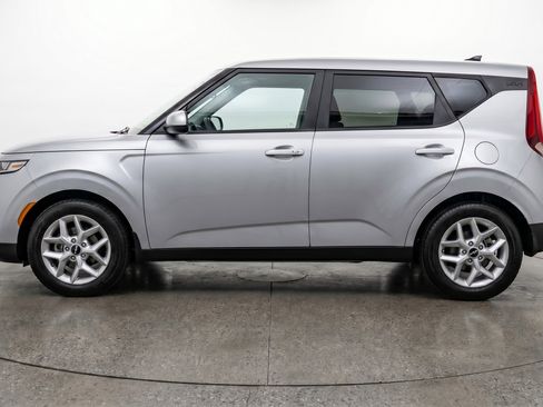 Used 2025 Kia Soul LX w/ LX Technology Package FWD image 5