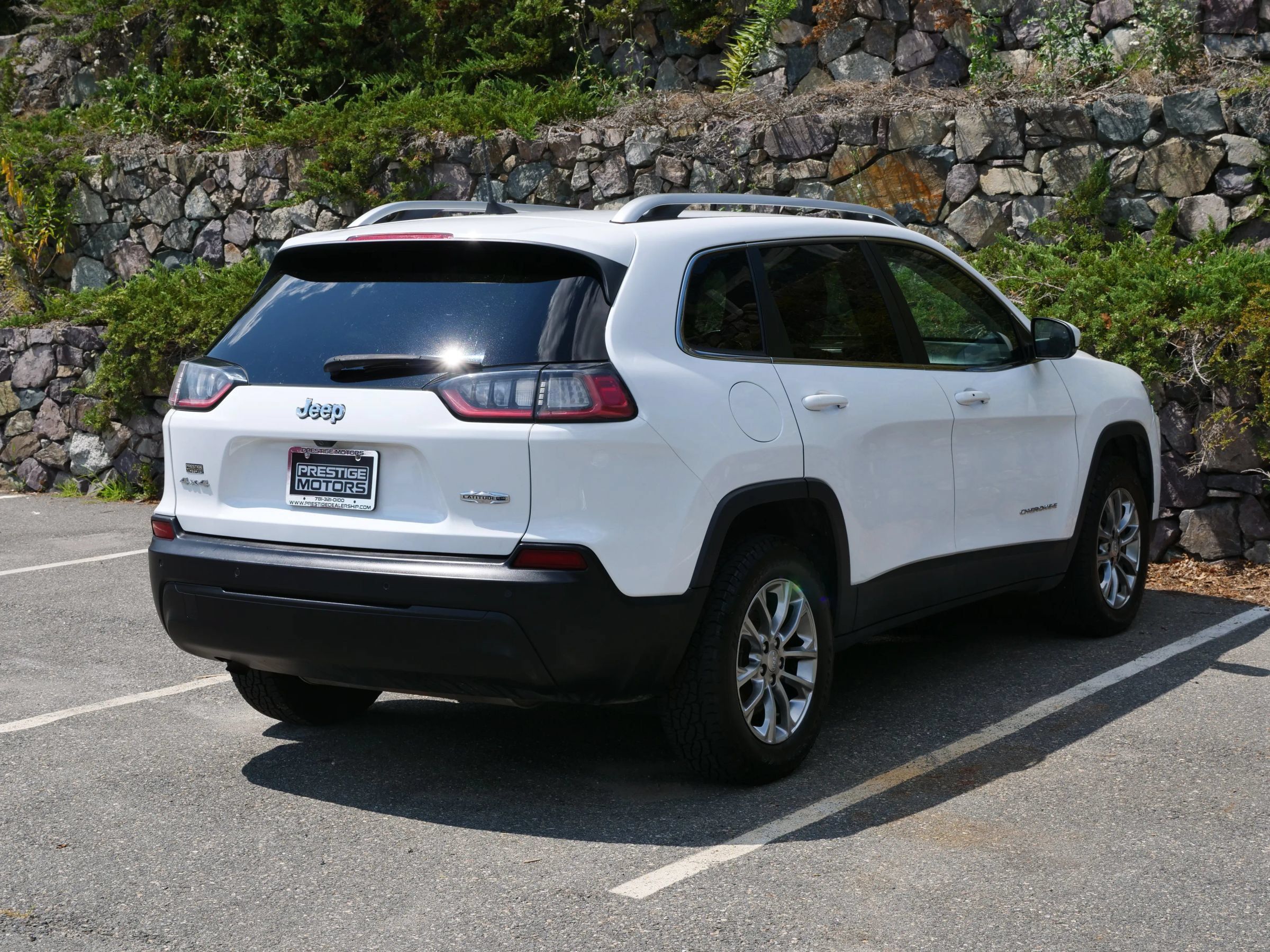 Used 2021 Jeep Cherokee Latitude Plus w/ Mopar Interior Package AWD/4WD image 7