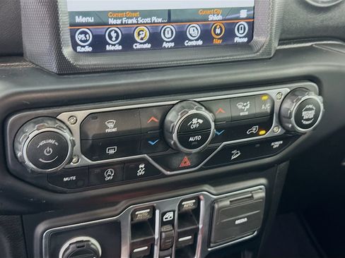 Used 2019 Jeep Wrangler Unlimited Sahara AWD/4WD image 16