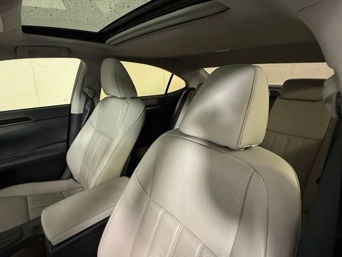 Used 2018 Lexus ES 350 350 w/ Luxury Package w/Wood Trim image 15