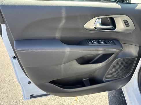 New 2026 Chrysler Pacifica Select w/ S Appearance Package FWD image 17