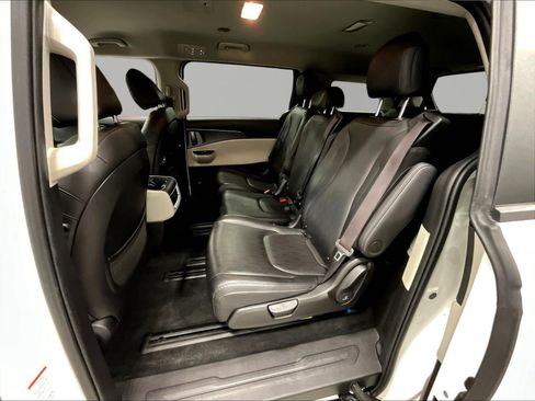 Used 2024 Kia Carnival LX FWD image 22