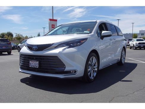 Certified 2024 Toyota Sienna Platinum FWD image 8